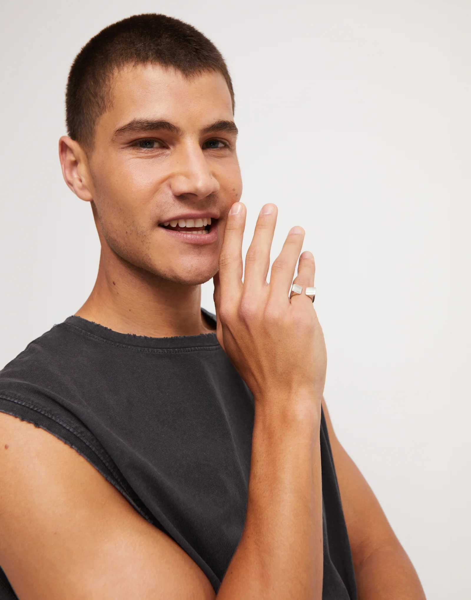 Anillo ba&ntilde;ado en plata de ley con forma cuadrada